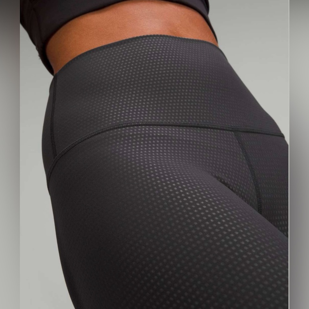 Align High-Rise Crop 21”. Polka Squat Embossed Black. New With Tags. Size 6.